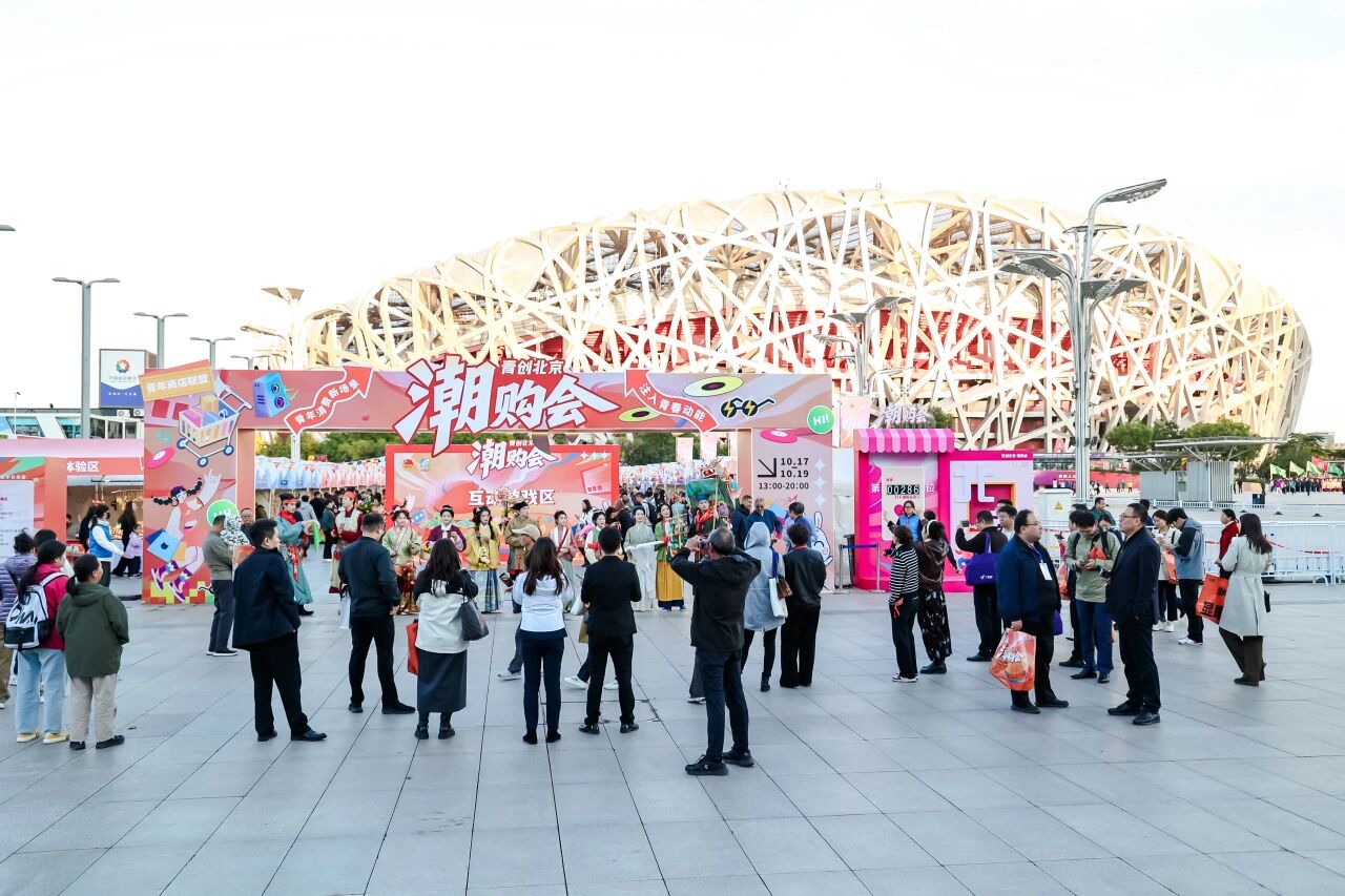 PATCUS Moderegnstövlar debuterar på Youth Innovation Beijing Fashion Shopping Carnival